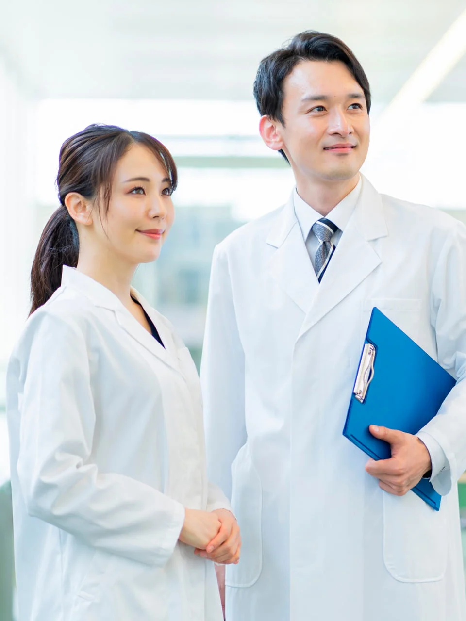 ドクターコートを着ている男女