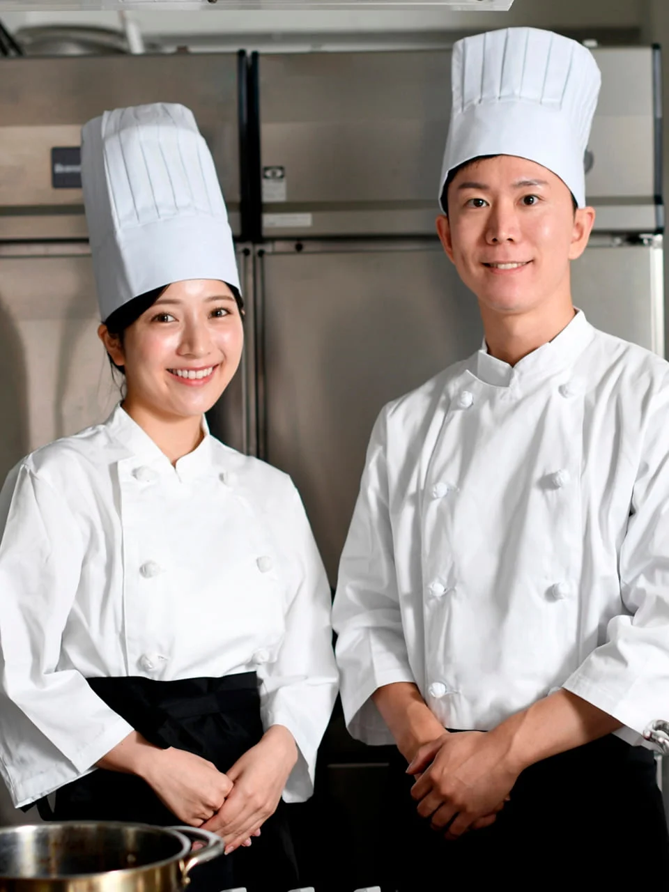 コックコートを着た男性と女性