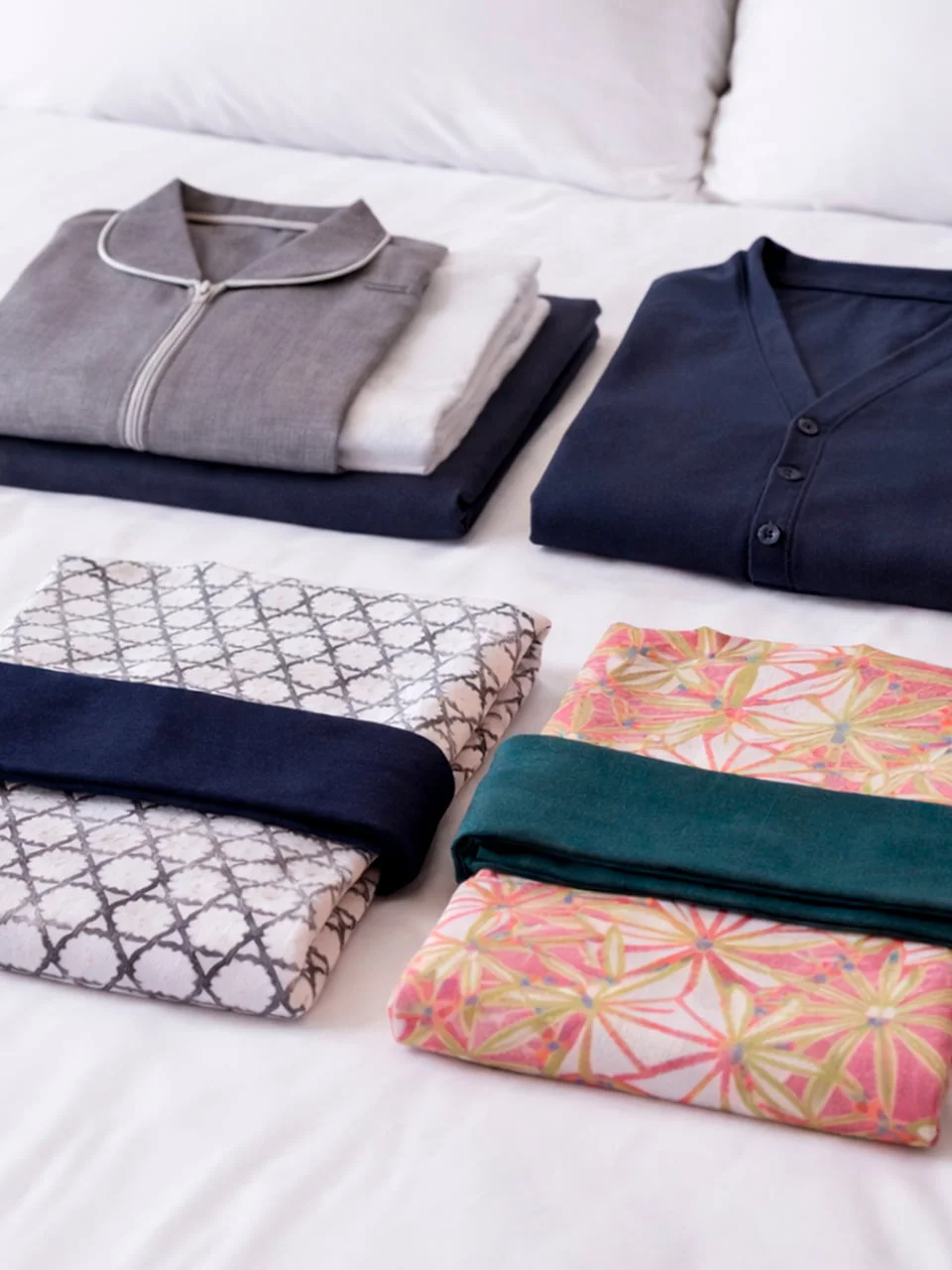 館内着を数種類ベットに置いてある