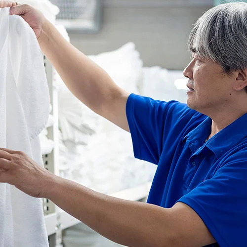 タオルを見極めている工場長