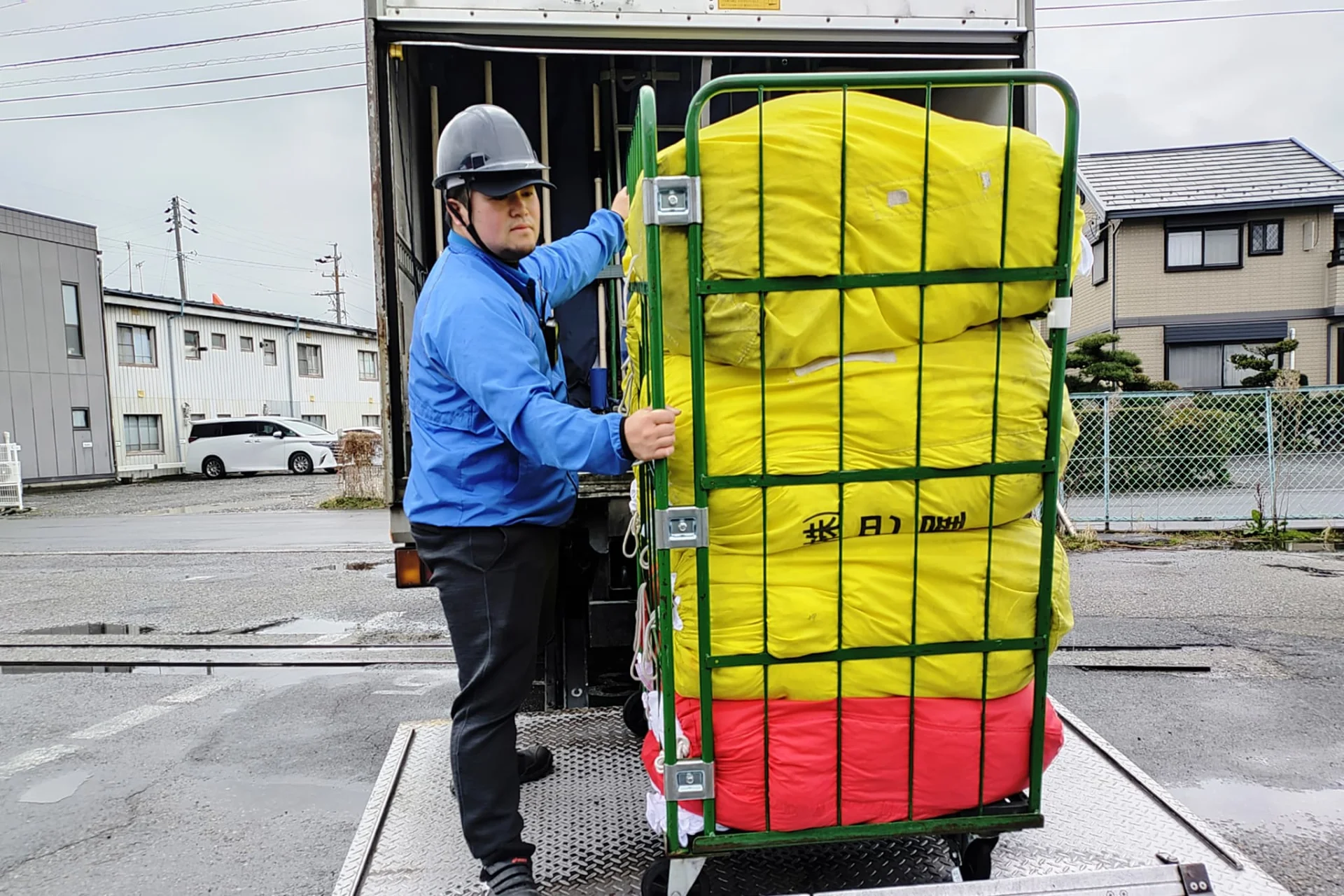 トラックから回収・搬入の様子